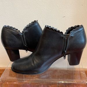 Jack Rogers Marianne black leather booties. Scalloped top edge, EUC. Women's 7.